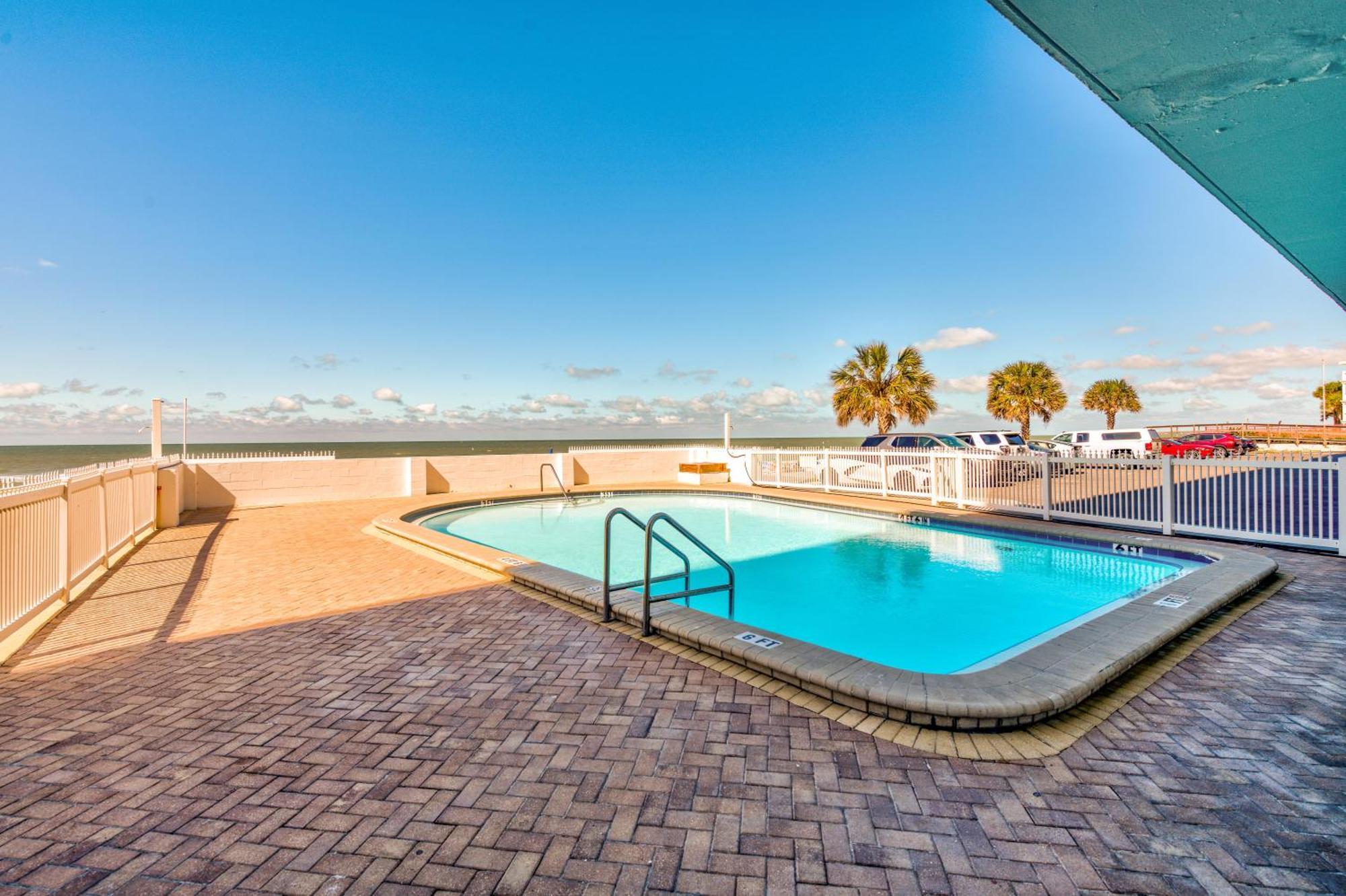Sunset Chateau 409 St. Pete Beach Exterior photo