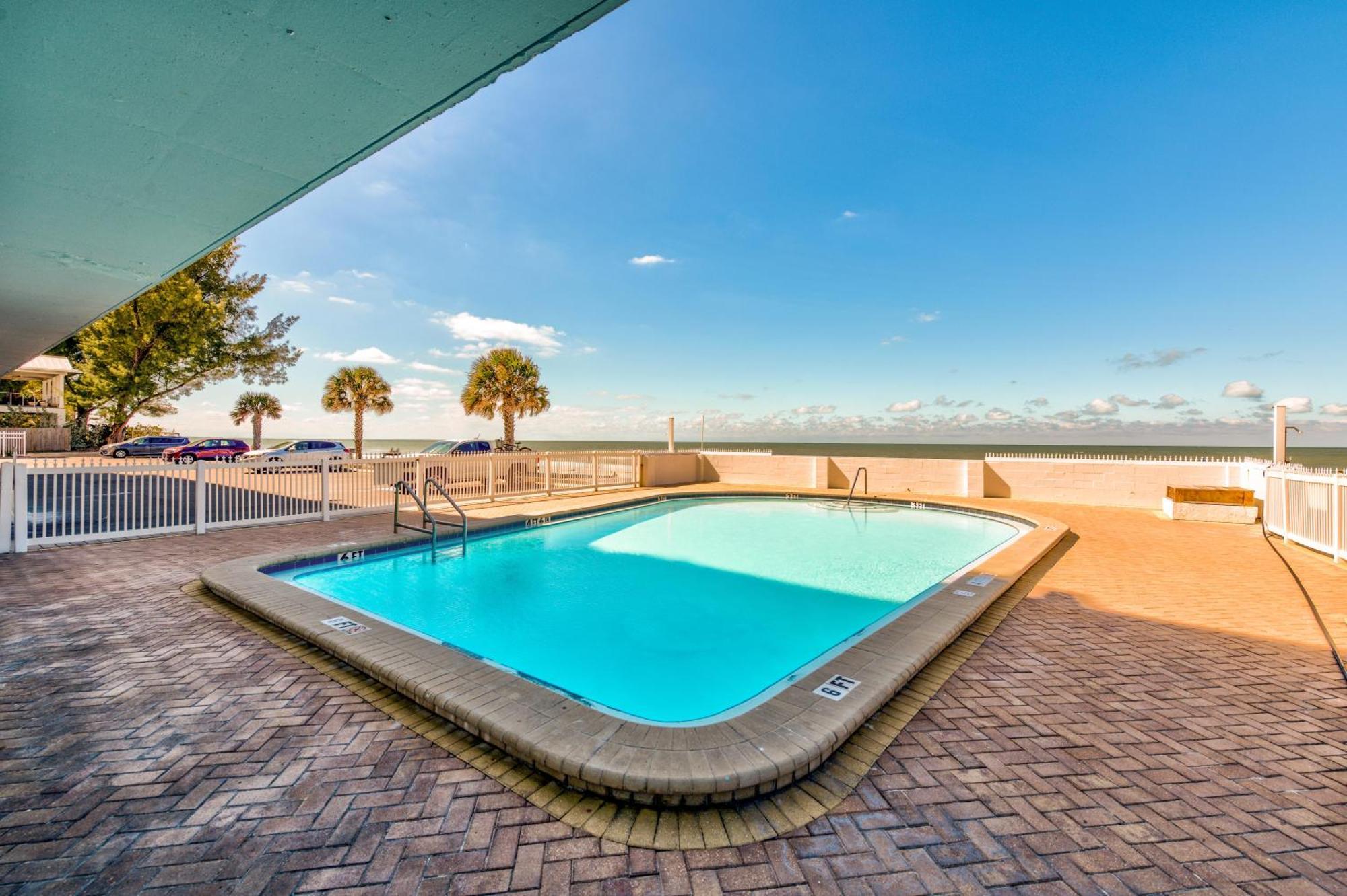 Sunset Chateau 409 St. Pete Beach Exterior photo